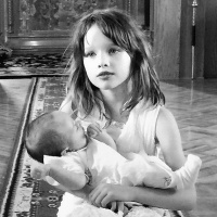 Мила Йовович кръсти дъщеря си в руска църква